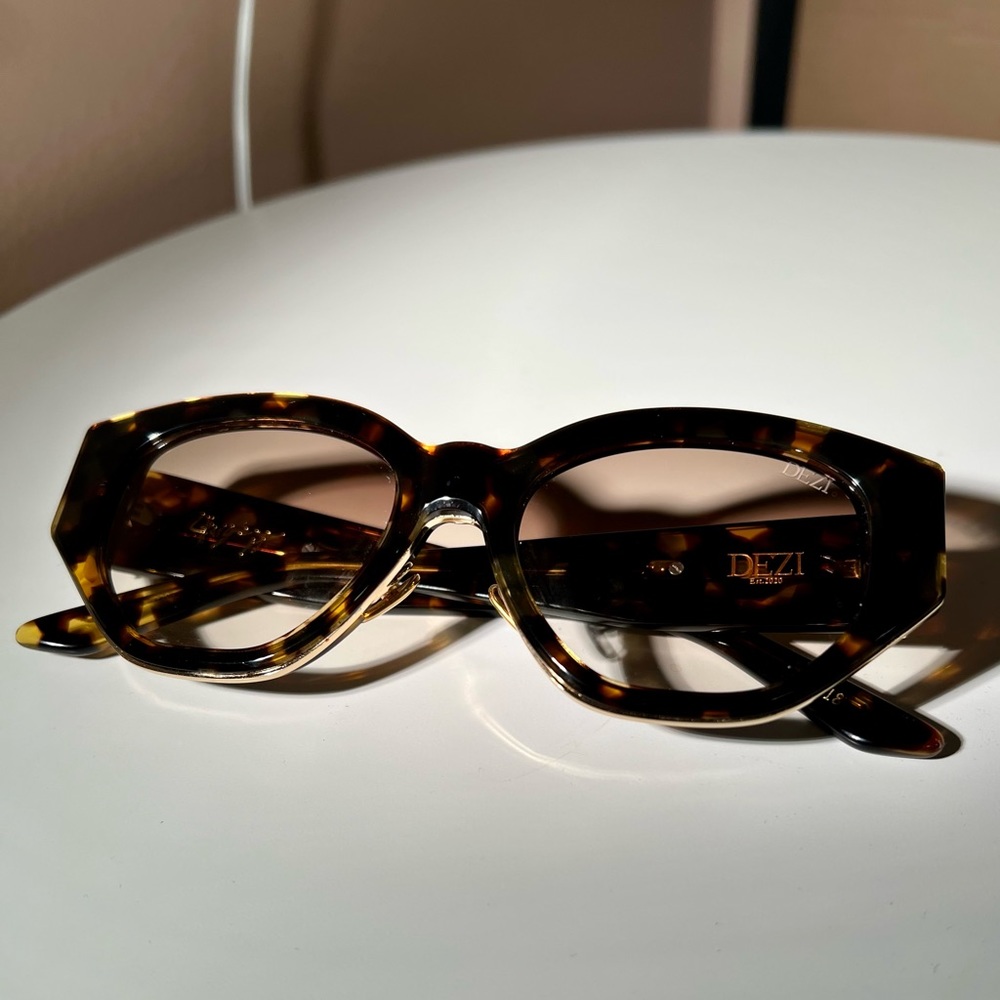 DEZI Charge It Sunnies